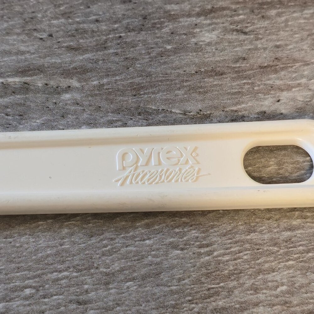 Vintage Pyrex Accessories White Spatula – Embossed Logo – 1980s/90s – Kitchen... - Picture 4 of 4